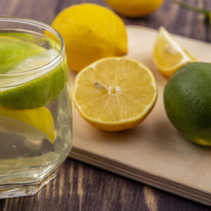 6 Beneficios del agua tibia con limón cada mañana