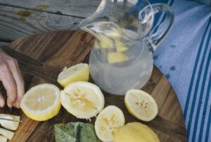 6 Beneficios del agua tibia con limón cada mañana